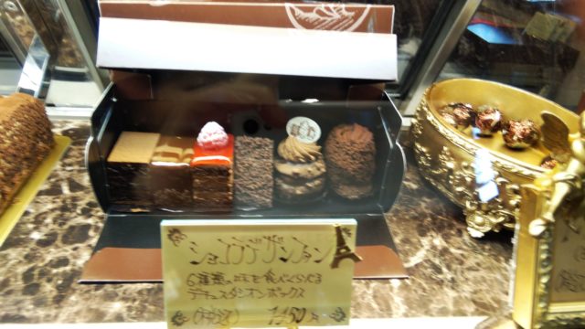 ショーケース内の6種類入りチョコレートケーキセット