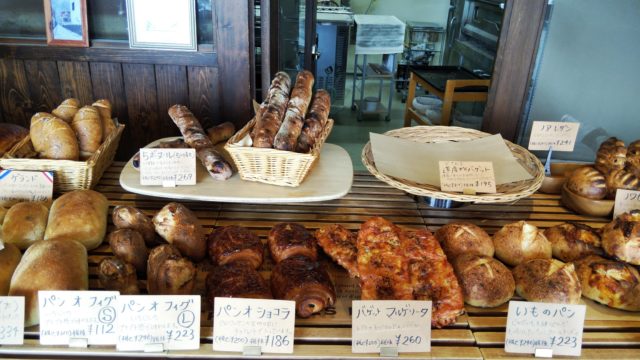 数種類のパンが並ぶ棚
