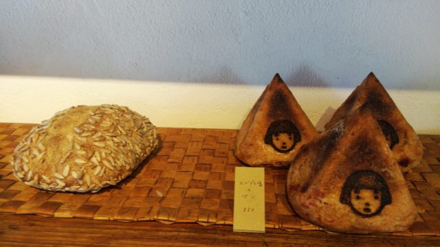 丸いパンと三角形のパン