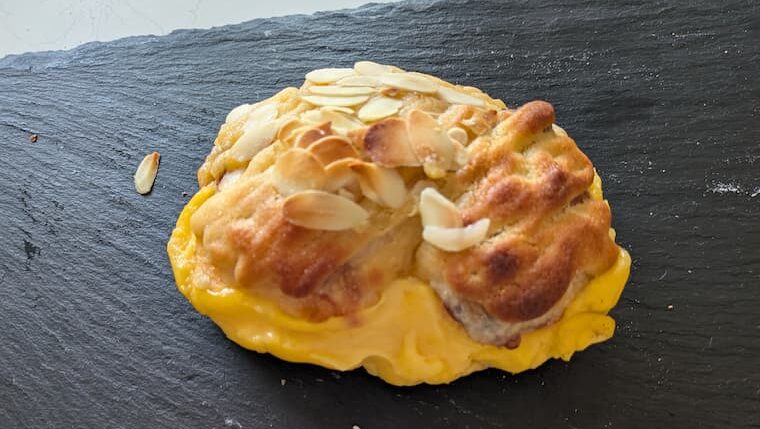 ベーカリーハリーの本日のクリームパン