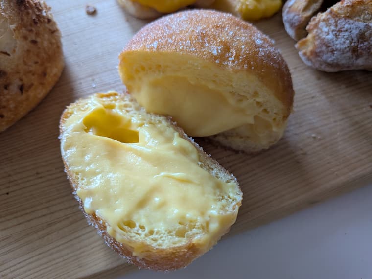 カットしたベーカリーハリーのクリームドーナツ